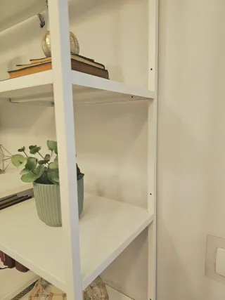 Estantería alta metálica blanca