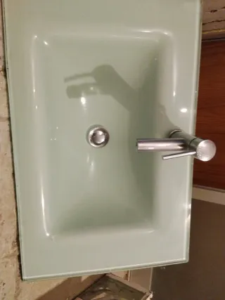 Lavabo de cristal verde con grifo 72cm