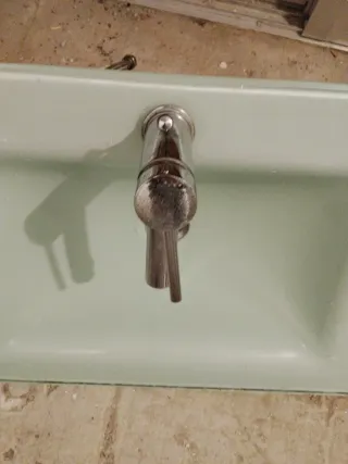 Lavabo de cristal verde con grifo 72cm