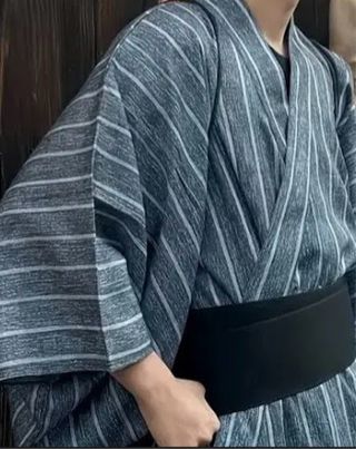 Kimono rojo con fajín estampado