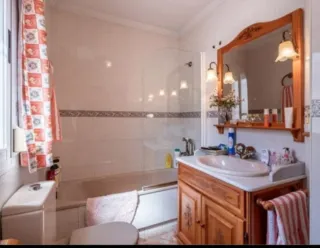 Mueble de baño madera + lavabo sin grifo + espejo