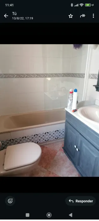 Mueble de baño madera + lavabo sin grifo + espejo