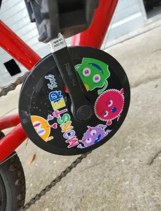 Bicicleta infantil roja con ruedines