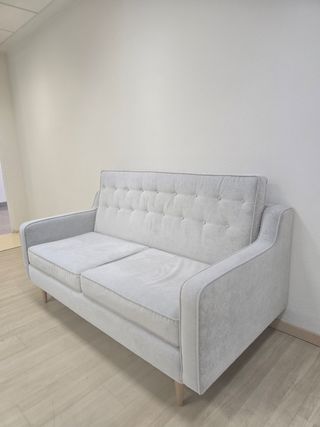 Sofá de 2 plazas en color gris claro