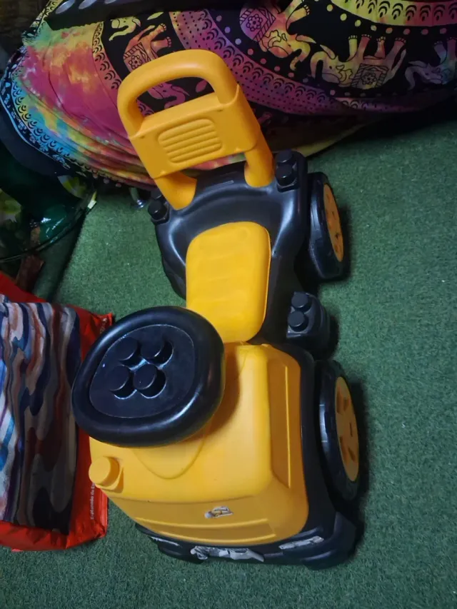 Triciclo correpasillos amarillo