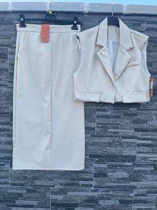 Conjunto beige falda y chaleco