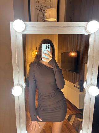 Vestito marrone con maniche lunghe