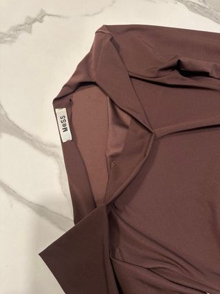 Vestito marrone con maniche lunghe