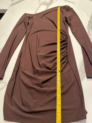 Vestito marrone con maniche lunghe