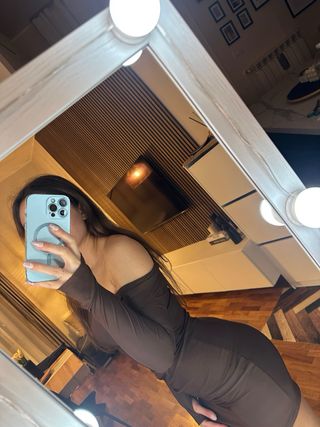 Vestito marrone con maniche lunghe