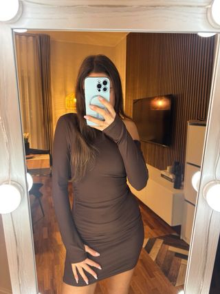 Vestito marrone con maniche lunghe