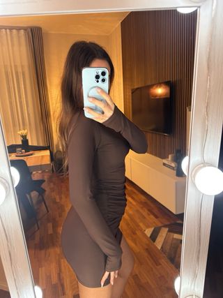 Vestito marrone con maniche lunghe