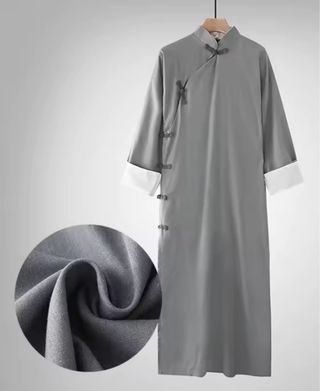 Traje tradicional gris con puños blancos