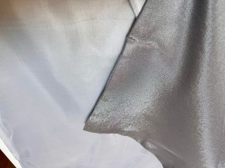 Traje tradicional gris con puños blancos