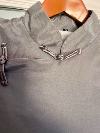 Traje tradicional gris con puños blancos