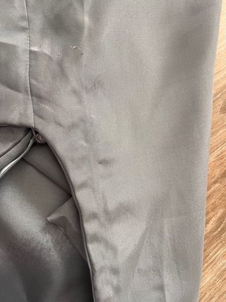 Traje tradicional gris con puños blancos