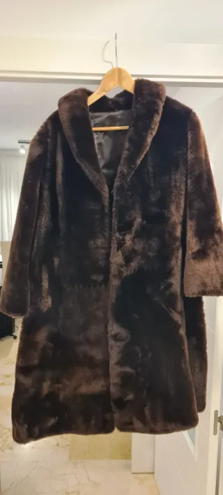 Elegante abrigo imitación visón marrón