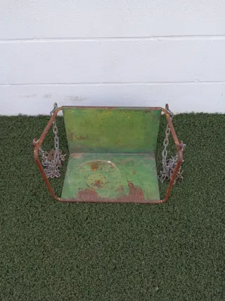 Asiento columpio antiguo de metal para restaurar.