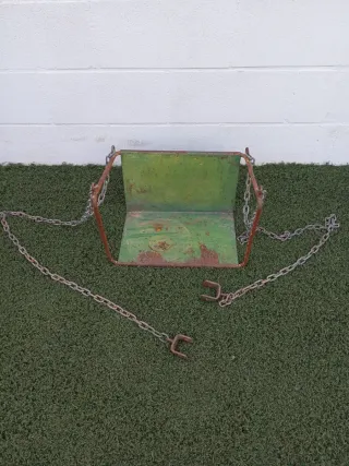 Asiento columpio antiguo de metal para restaurar.