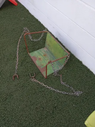 Asiento columpio antiguo de metal para restaurar.