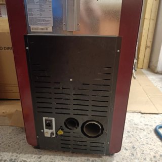 Estufa de pellets negra y roja 6'5kw.