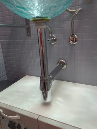 Lavabo cristal, grifo, cajonera y espejo lampara.
