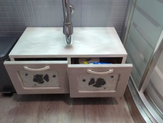 Lavabo cristal, grifo, cajonera y espejo lampara.