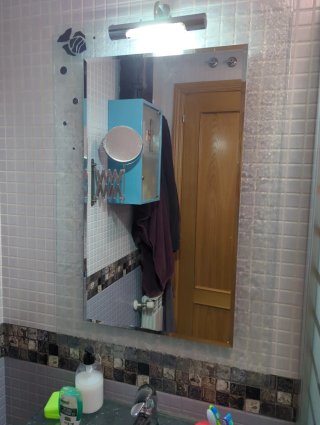 Lavabo cristal, grifo, cajonera y espejo lampara.