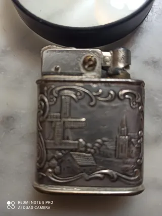 Mechero antiguo con grabado