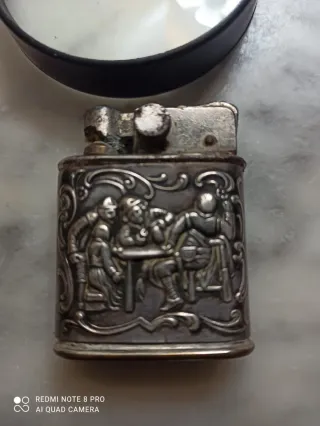 Mechero antiguo con grabado
