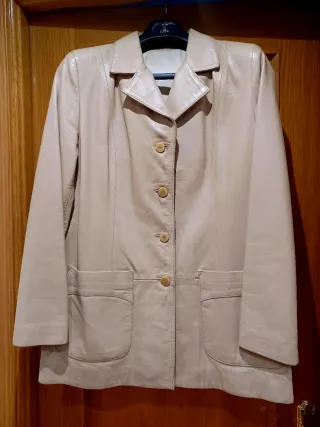 Americana de piel beige