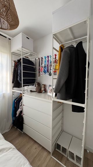 Cajonera Ikea con appendiabiti