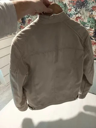 Cazadora beige estilo motero