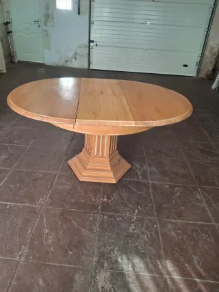 Mesa de comedor redonda de madera