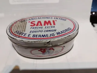 Caja metálica antigua parches camión SAMI