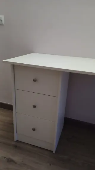 Escritorio blanco con cajones