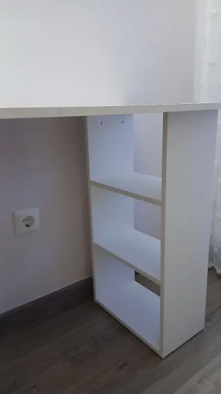 Escritorio blanco con cajones