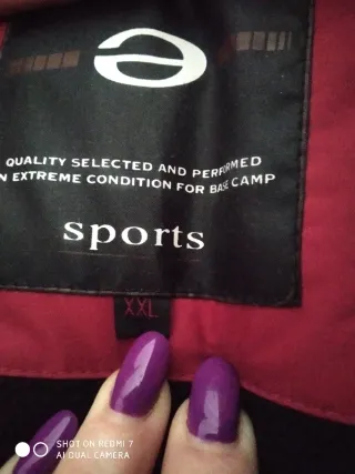 Chaqueta gruesa roja y negra