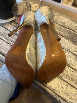 Tacones plateados Roberto Botella España