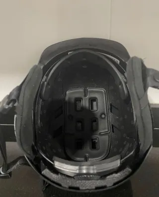 Casco deportivo náutico negro