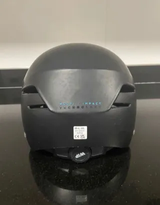 Casco deportivo náutico negro