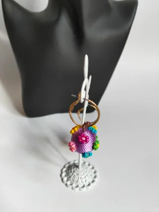 Pendientes bola morados con flores de abalorios