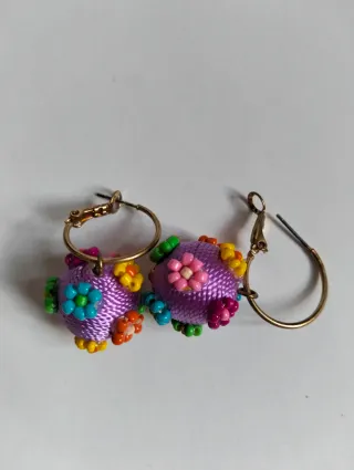 Pendientes bola morados con flores de abalorios