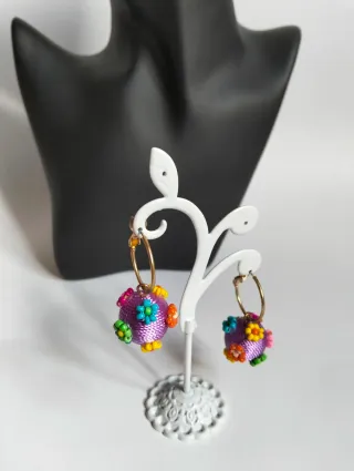 Pendientes bola morados con flores de abalorios