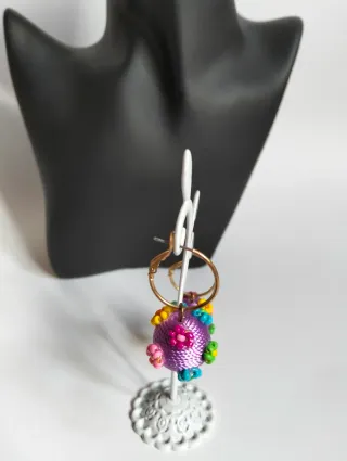 Pendientes bola morados con flores de abalorios