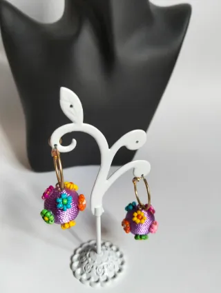 Pendientes bola morados con flores de abalorios
