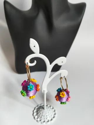 Pendientes bola morados con flores de abalorios