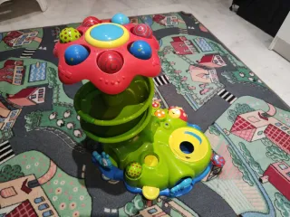 Juego de mesa infantil con pelotas