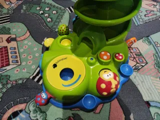 Juego de mesa infantil con pelotas