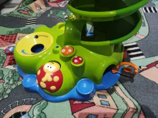 Juego de mesa infantil con pelotas